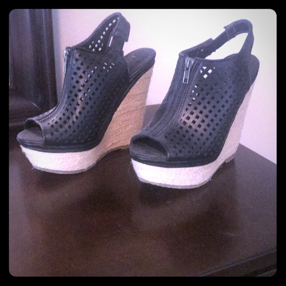 Lilianna Wedges